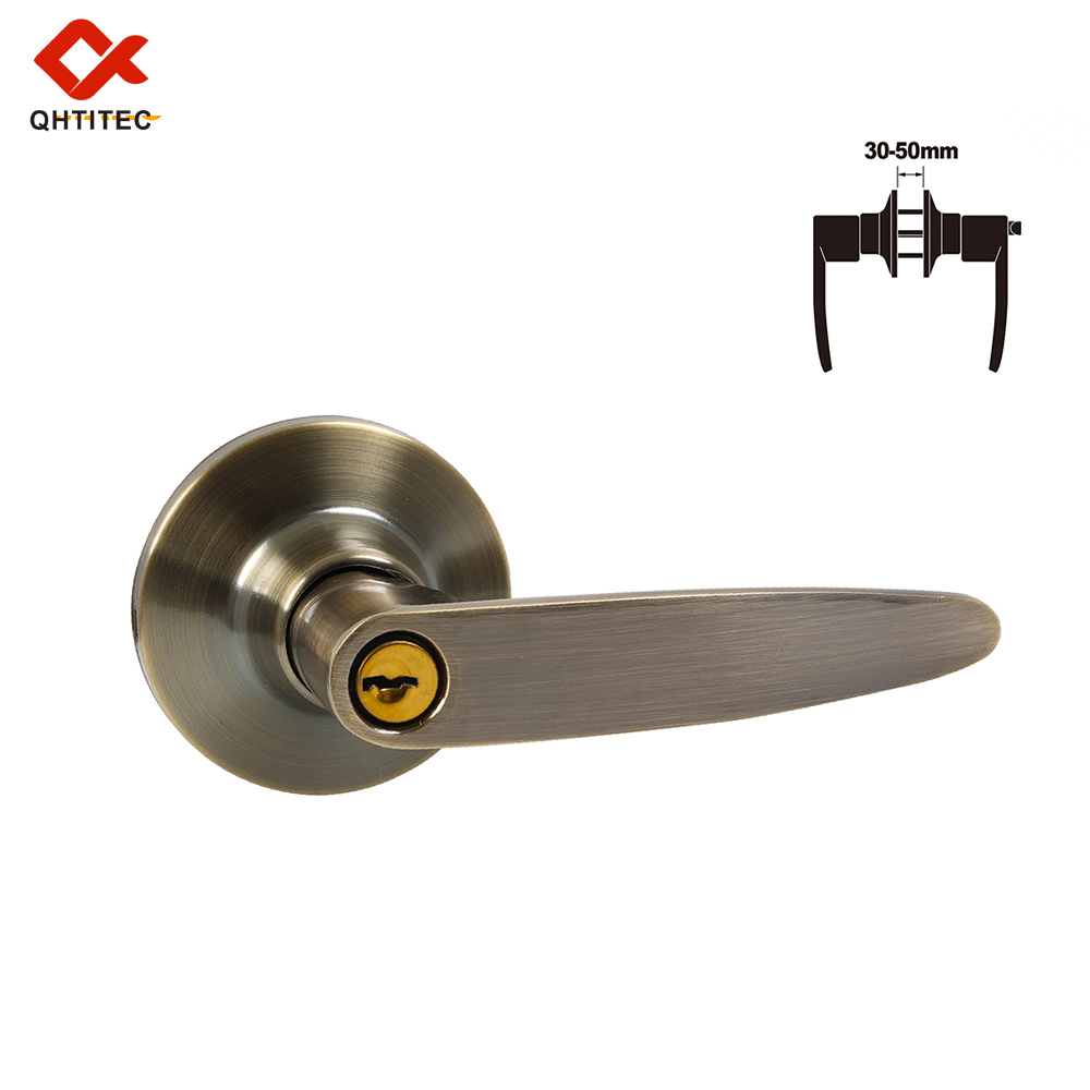 59901 手持锁 HOLDING HAND LOCK SOSTENIENDO LA CERRADURA DE MANO