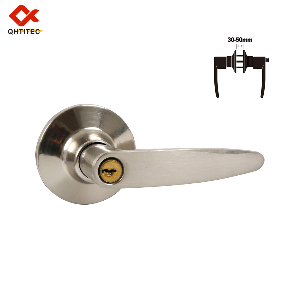 59902 手持锁 HOLDING HAND LOCK SOSTENIENDO LA CERRADURA DE MANO