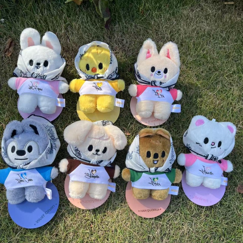 1005010571671201&nbsp; 2025年，最新的skzoo快闪店以一个磁性玩偶作为礼物小雕像，以可爱的卡通姿势站着，还有一位名人