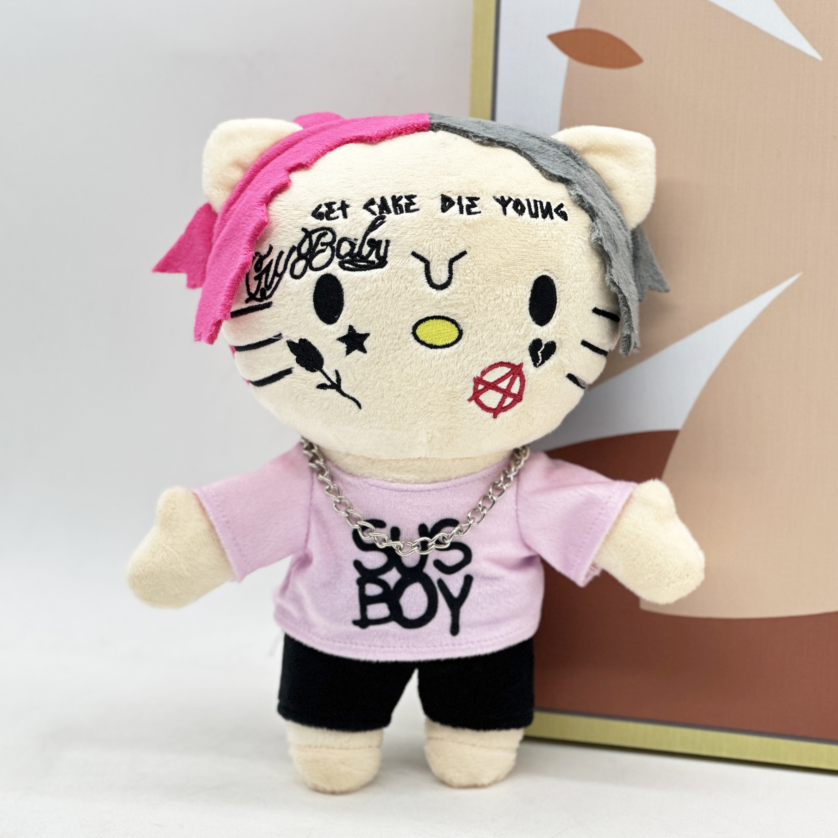 1005008395700604&nbsp; 新款Hello Kitty Ken Carson Rapper Trippie Taylors毛绒玩具娃娃带衣服毛绒玩具粉丝收集礼物