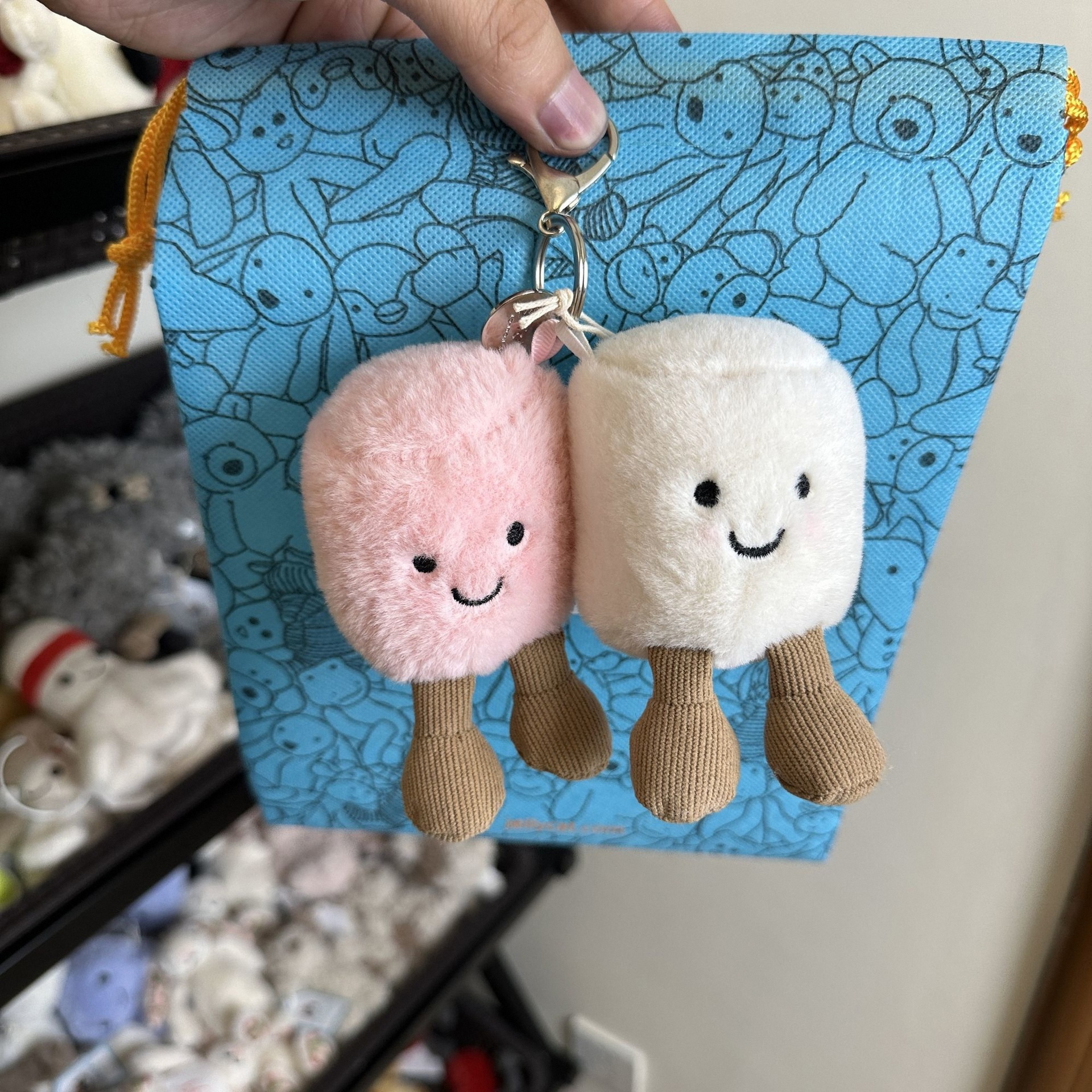 1005010675286484&nbsp; 猫咪糖果色双色钥匙扣