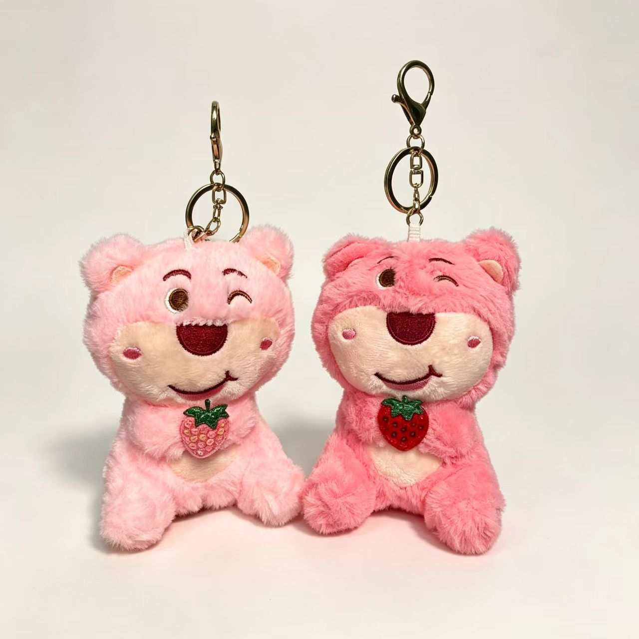 JB688-589 抱草莓熊挂件 4寸 兔毛+PP棉 需要其款式联系客服另接来图来样定制